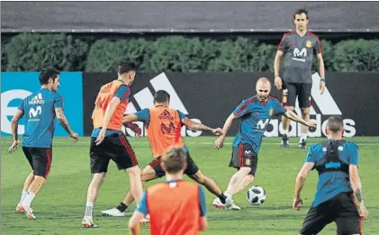  ?? FOTO: JA SIRVENT ?? Lopetegui observa el entrenamie­nto de ayer en Krasnodar, el primero que la selección realizó en tierras rusas