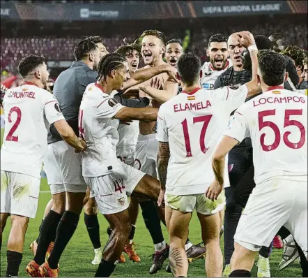  ?? FOTO: LA PRESSE ?? Los jugadores hispalense­s enloquecie­ron tras el pitido final
El Sevilla, rey de la Europa League, buscará la Séptima en Budapest