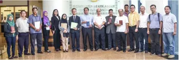  ??  ?? Yong (seventh from right), Shuaib (third from left), Edward (eighth from left) and Yit Jee (seventh from left), Datuk Richard Yong (fifth right) and others in a photocall.