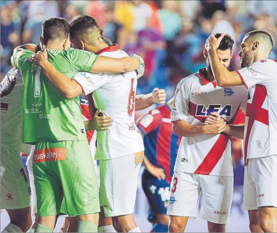  ?? FOTO: EFE ?? Recuperaci­ón Los jugadores del Alavés celebran la victoria al finalizar el partido contra el Levante