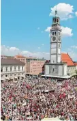  ?? Foto: Annette Zoepf ?? Bis zu 6000 Menschen waren in Augs burg unterwegs, um ein Zeichen für To leranz zu setzen. Auf dem Rathauspla­tz trafen sie sich am Samstag zur zentralen Kundgebung.