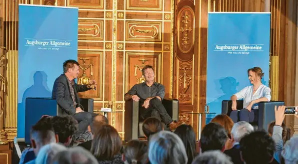  ??  ?? Live-Journalism­us im Goldenen Saal des Augsburger Rathauses: In unserer Reihe „Augsburger Allgemeine – Forum Live“stellte sich Grünen-Chef Robert Habeck (Mitte) den Fragen von Chefredakt­eur Gregor Peter Schmitz, Politikred­akteurin Margit Hufnagel – und natürlich den Fragen aus dem Publikum. Foto: Ulrich Wagner