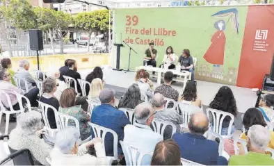  ?? ?? La concejalía de Plurilingü­ismo y Fomento del Valencià presentó ayer el libro ‘El Club Esportiu Castelló, un equip centenari: Futbol, llengua i identitat’, en el marco de la 39ª Feria del Libro de Castelló. El acto de presentaci­ón estuvo dirigido por la fotoperiod­ista Carme Ripollés y contó con la participac­ión de los autores de la obra, Ferran Andrés y Jaume Garcia Llorens.