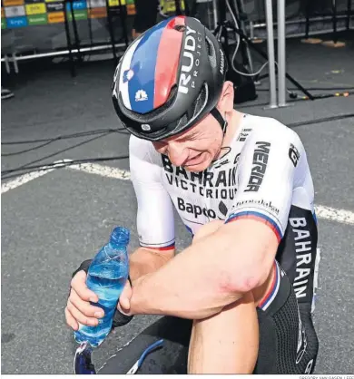  ?? GREGORY VAN GASEN / EFE ?? Matej Mohoric, ganador de la etapa maratón, llora emocionado tras bajarse de la bicicleta.