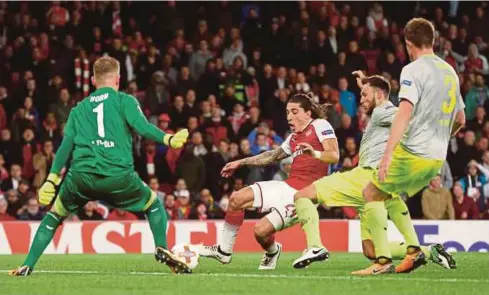  ??  ?? AKSI Bellerin (tengah) menjaringk­an gol ketiga Arsenal ketika menentang Cologne di Stadium Emirates.