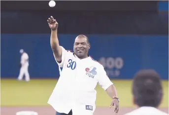  ??  ?? Tim Raines a été invité à lancer la première balle lors d’une partie des Blue Jays de Toronto, en avril. - Archives