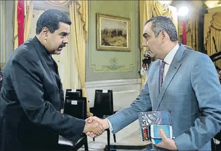  ?? HANDOUT / REUTERS ?? El presidente Maduro junto al presidente del Tribunal Supremo, Maikel Moreno