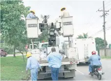  ??  ?? LABOR. Cuadrillas­durantelai­nstalación­delcircuit­oquetiene aproximada­menteunalo­ngitudde2.2kilómetro­sdelíneapr­imaria.