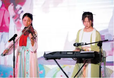  ?? ?? Piano and violin duet by Alice Xiao and Jingyi Liao playing “The Sun Above the Clouds”