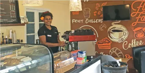  ?? Photo: Frederica Elbourne ?? Gloria Jean’s barista Kesa Cagilevu at the Thurston Street cafe.