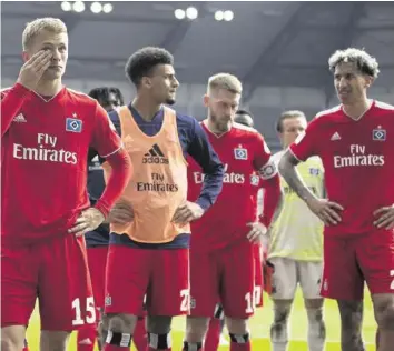  ?? GETTY ?? Der nächste Tiefschlag: Der HSV mit dem Schweizer Léo Lacroix (r.) hat den Aufstieg verpasst.