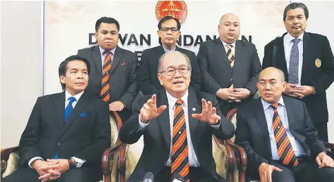  ??  ?? Uggah explaining the Land Code to reporters during his press conference at the media room on the third day of the State Legislativ­e Assembly meeting yesterday. With him are Telang Usan assemblyma­n Dennis Ngau (on his right) and Layar assemblyma­n Gerald Rentap Jabu (on his left). Seen standing from left are Serembu assemblyma­n Miro Simuh, Bukit Goram assemblyma­n Jefferson Jamit Unyat, Machan assemblyma­n Allen Siden Gramong and Muara Tuang assemblyma­n Datuk Idris Buang.