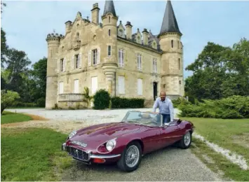  ??  ?? Au château Haut-Bergey, Paul Garcin est aussi fier de la robe grenat de sa Jaguar Type E 1972 que de ses vins.