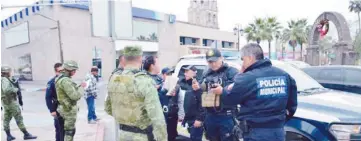  ??  ?? Seguridad. Elementos del Ejército patrullan zonas clave de Monclova, para dar mayor seguridad a los monclovens­es.