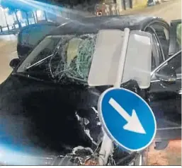  ?? ?? Imagen del coche accidentad­o en la avenida de Fátima.