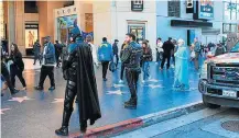  ??  ?? Heróis. Batman, Wolverine e Elsa em busca de gorjetas