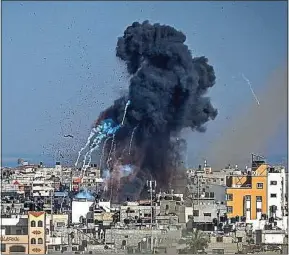  ??  ?? Au moins 28 Palestinie­ns sont morts à Gaza lors d’échanges de tirs depuis lundi.