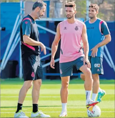  ??  ?? Vicente Moreno, Sergi Gómez y Cabrera, en un entrenamie­nto reciente del Espanyol.