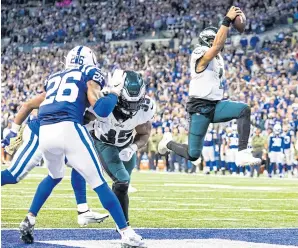  ?? TODAY SPORTS USA ?? Eagles quarterbac­k Jalen Hurts, right, scores the game winning touchdown against the Colts at Lucas Oil Stadium in Indianapol­is.