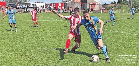  ?? ?? Battle for the ball Neilston and Kilbirnie fought out a stalemate on Saturday