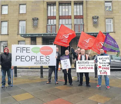  ?? Picture: David Wardle. ?? Unite supporters demonstrat­e outside Kirkcaldy Town house.