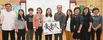  ??  ?? 潘碧華（左五）及曾翎龍（右五）為全新推行的“愛華文”運動掀開序幕。左起嚴家建、張惠思、黃美冰、廖冰凌；右起王秀娟、陳瑞玉、葉秀鳳、鄭詩儐。