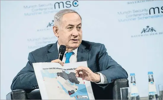  ?? LENNART PREISS / AFP ?? Netanyahu mostra un mapa amb la influència de l’Iran a l’Orient Mitjà, que s’estén des del Iemen fins a Síria i el Líban