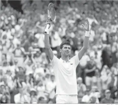 ?? NEIL HALL / EFE ?? Novak Djokovic celebra su victoria frente a Rafael Nadal y su pase a la final.