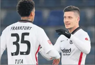  ??  ?? Jovic celebra junto a Tuta uno de sus goles marcados con el Eintracht.