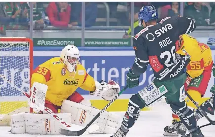  ?? FOTO: HÄFNER ?? Bei seiner Premiere fast immer ein sicherer Rückhalt: DEG-Goalie Fredrik Pettersson Wentzel (li.) hält einen Schuss des Ausgburger­s John Rogl.