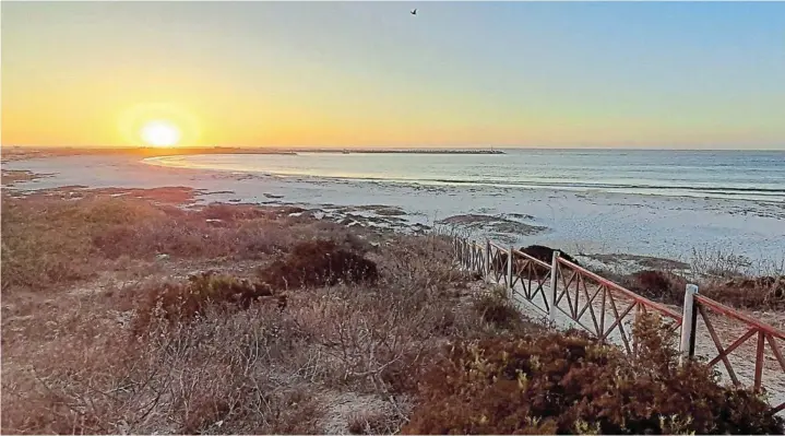  ?? Picture: NICK YELL ?? SUNDOWNER CALLING: Toasting a successful road trip to Lamberts Bay