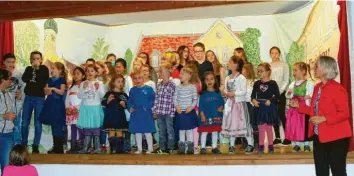  ?? Foto: Monika Matzner ?? Beim Jubiläumsk­onzert präsentier­te der Kinderchor der Pfarrei zusammen mit Chorleiter­in Elisabeth Havelka (rechts) neben zahlreiche­n Hits auch das Lied „Rap-Huhn“.