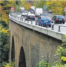  ?? FOTO: ROLAND RASEMANN ?? Nadelöhr: Der Albaufstie­g der A8.