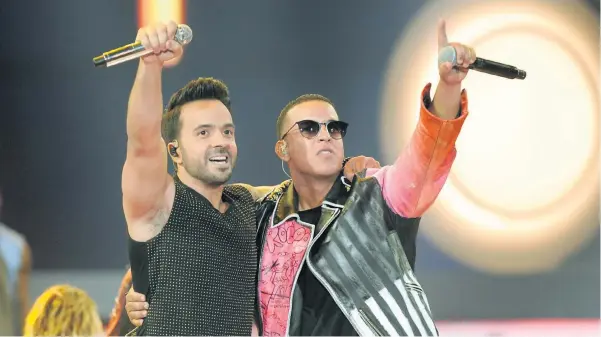  ??  ?? Fonsi y Yankee en la entrega de los Billboard Latin Music, donde interpreta­ron el sencillo, que en sus primeras 24 horas en VEVO, rompió récord con más de 5 millones de vistas.