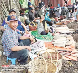  ??  ?? ANTARA warga Kg Kumawanan, Tambunan yang menjual parang di tamu itu.