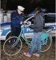  ?? RP-ARCHIVFOTO: VAM ?? Ein Polizist kontrollie­rt eine Schülerin vor einer Schule.