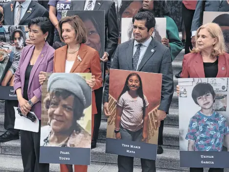  ?? /EFE ?? La líder de la mayoría demócrata en la Cámara Baja, Nancy Pelosi, acompañada por activistas que muestran los rostros de algunas víctimas de recientes tiroteos en EEUU.