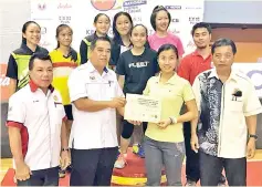  ??  ?? WOMEN’S CHAMPIONS: Pg Johari (front, second left) accompanie­d by among others Golubi (right, front) presenting the prizes to Lok Yuk’s team official.