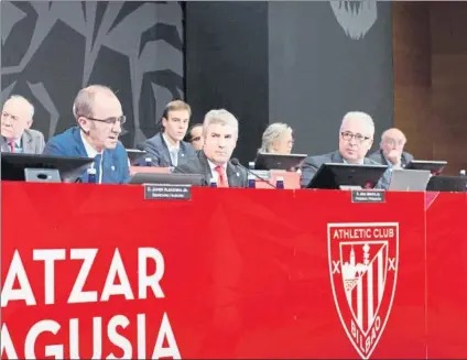  ?? FOTO: JUAN ECHEVERRÍA ?? Continuism­o Una vista de la Asamblea del Athletic, con Aldazabal, Urrutia y el precandida­to Uribe-Echevarria