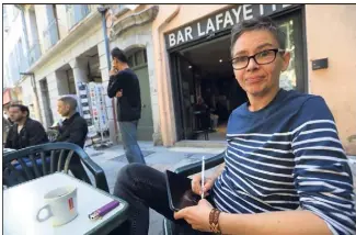  ?? (Photo Frank Muller) ?? Marie Deschamps, attablée sur le cours Lafayette, se dit inspirée par l’âme de Toulon.