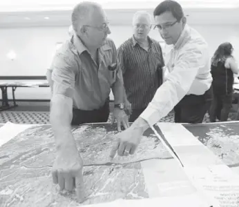  ?? STEVE RUSSELL/TORONTO STAR ?? John Manitowabi, right, from the Wikwemkoon­g Unceded Territory, discusses disputed land with the owner of a hunting camp in the area. Some fear access to specific sites in the Georgian Bay region could be cut off.