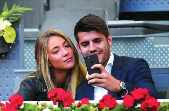  ?? GTRES ?? El futbolista de la Juventus, junto a su esposa, la modelo e influencer Alice Campello