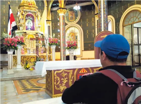  ?? SILVIA ARTAVIA ?? Luis Gustavo Gamboa peregrinó ayer desde su casa, en Jardines de Moravia, para doblar rodillas ante la imagen de la Negrita. La basílica de los Ángeles se prepara ya para recibir a cientos de miles de romeros. A partir del 23 de julio, abrirá sus...