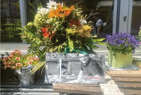  ?? Foto: Ina Marks ?? Blumen stehen vor dem verschloss­enen Obst‰ und Gemüsestan­d auf dem Stadtmarkt. Händler Markus Uhl ist im Alter von nur 44 Jahren gestorben.