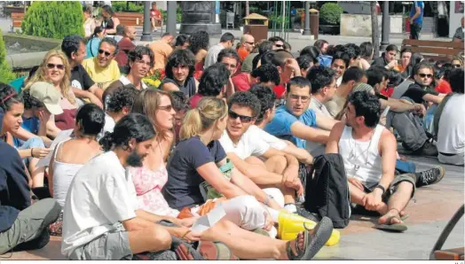  ?? M. G. ?? Imagen de archivo de una sentada de jóvenes para protestar por la dificultad para acceder a una vivienda.