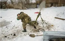  ?? JOHN MOORE/GETTY ?? A Ukrainian soldier fires a mortar round at a Russian position Thursday in Bakhmut, Ukraine. Russia has shifted its aerial strike tactics, a senior Ukrainian official said.