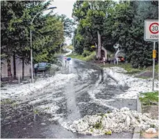  ?? FOTO: DPA ?? Über den Süden Baden-Württember­gs zogen Unwetter, die wie hier in Rottweil auch Hagel mit sich brachten.