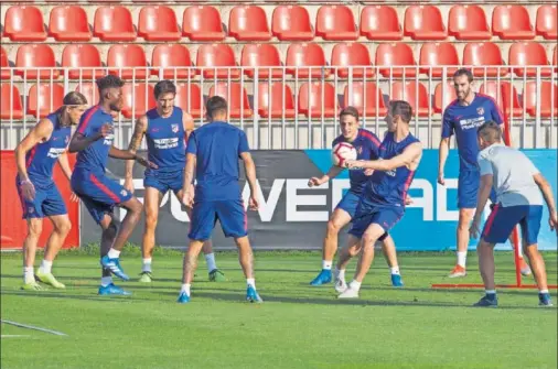  ??  ?? PREPARADOS. La plantilla del Atlético, en el entrenamie­nto de ayer previo al encuentro ante el Inter.