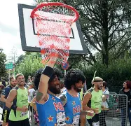  ?? (Foto Rensi) ?? In azione I runner impegnati sui tronchi; due atleti versioni cestisti; i vincitori Gallo e Scalet