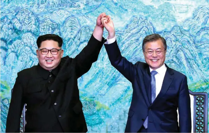  ?? FOTO: AP ?? Nord-Koreas diktator Kim Jong-un og Sør-Koreas president Moon Jae-in smiler bredt fredag. Kim har virkelig grunn til å gjøre det.